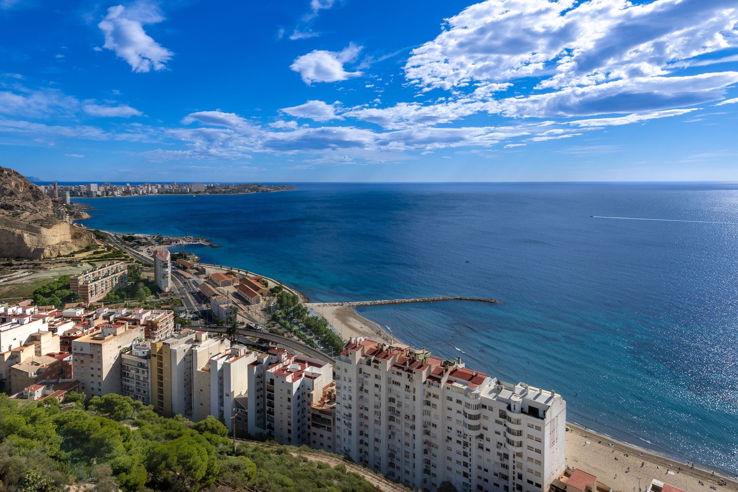 La côte d’Alicante vue des hauteurs : la ville, la plage et la Méditerranée